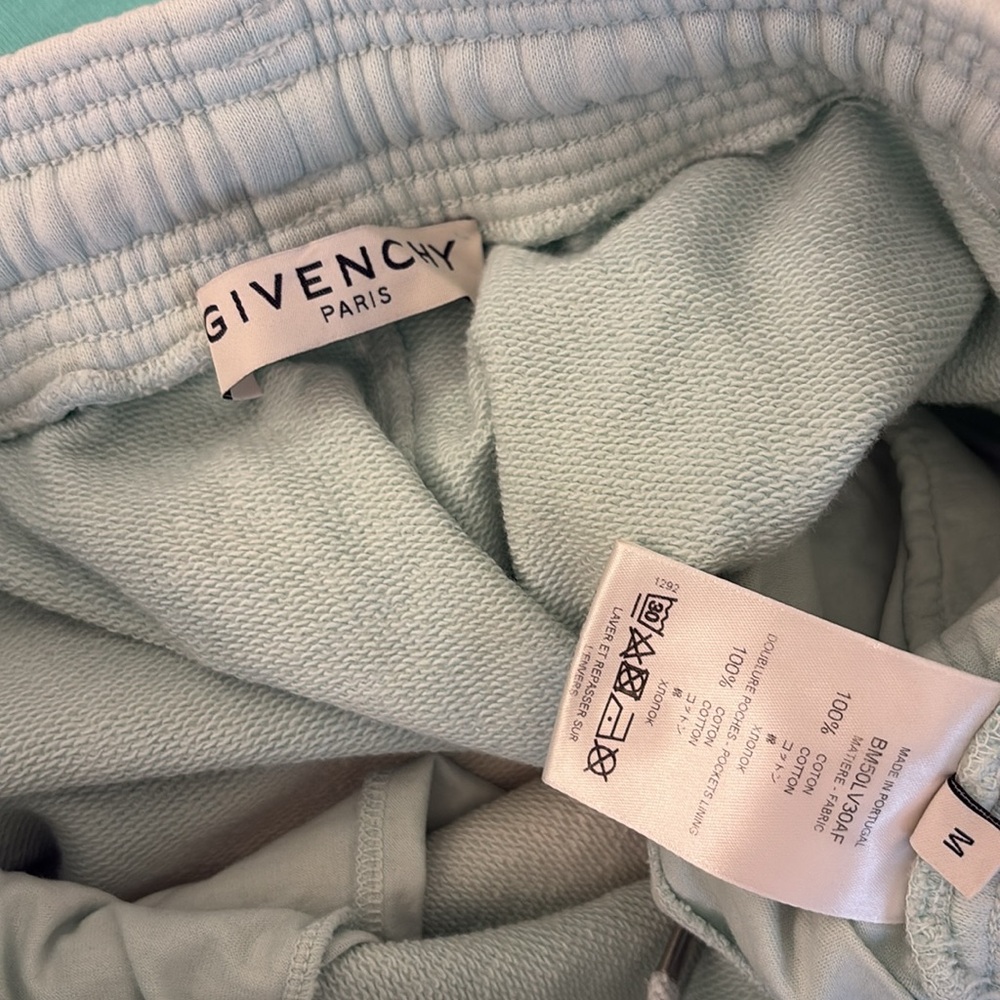 Givenchy Graphic Print Crew Neck T-Shirt
Green Faded Effect Studio Homme Shorts - Picture 14 of 14